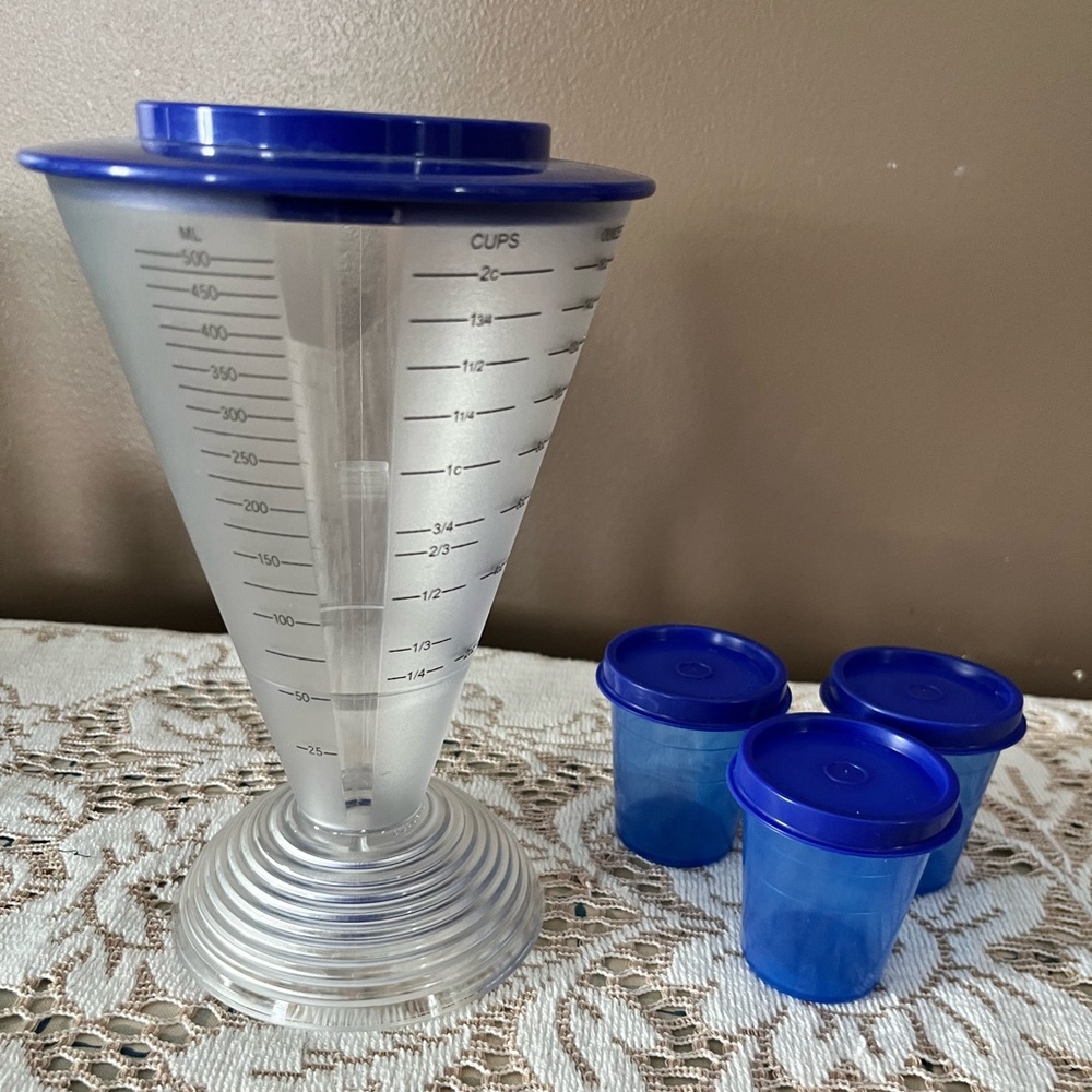 Tupperware Bundle! Cone Measuring Cup Set with lid & 3 Mini midgets 2 ozs